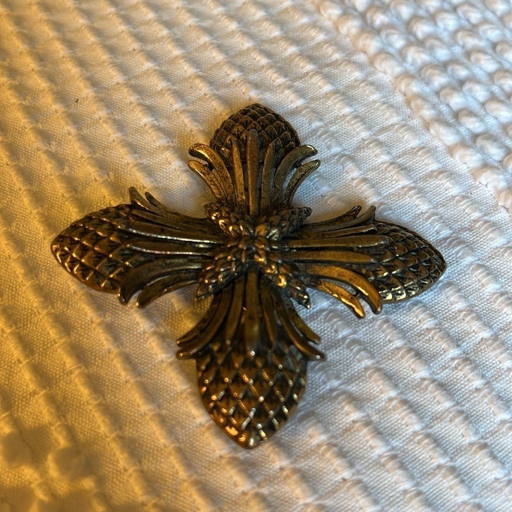 Vintage Trifari Maltese cross brooch pin. Brushed gold. Unsigned - Picture 3 of 4